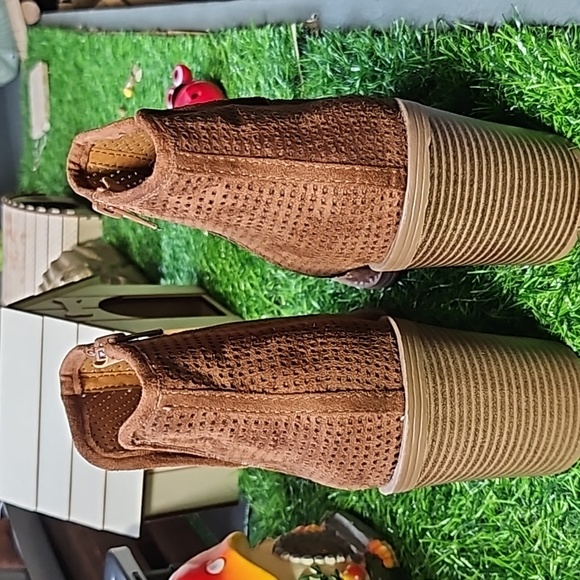 Soda Cognac Brown Heeled Bootie size 9 - Picture 4 of 6